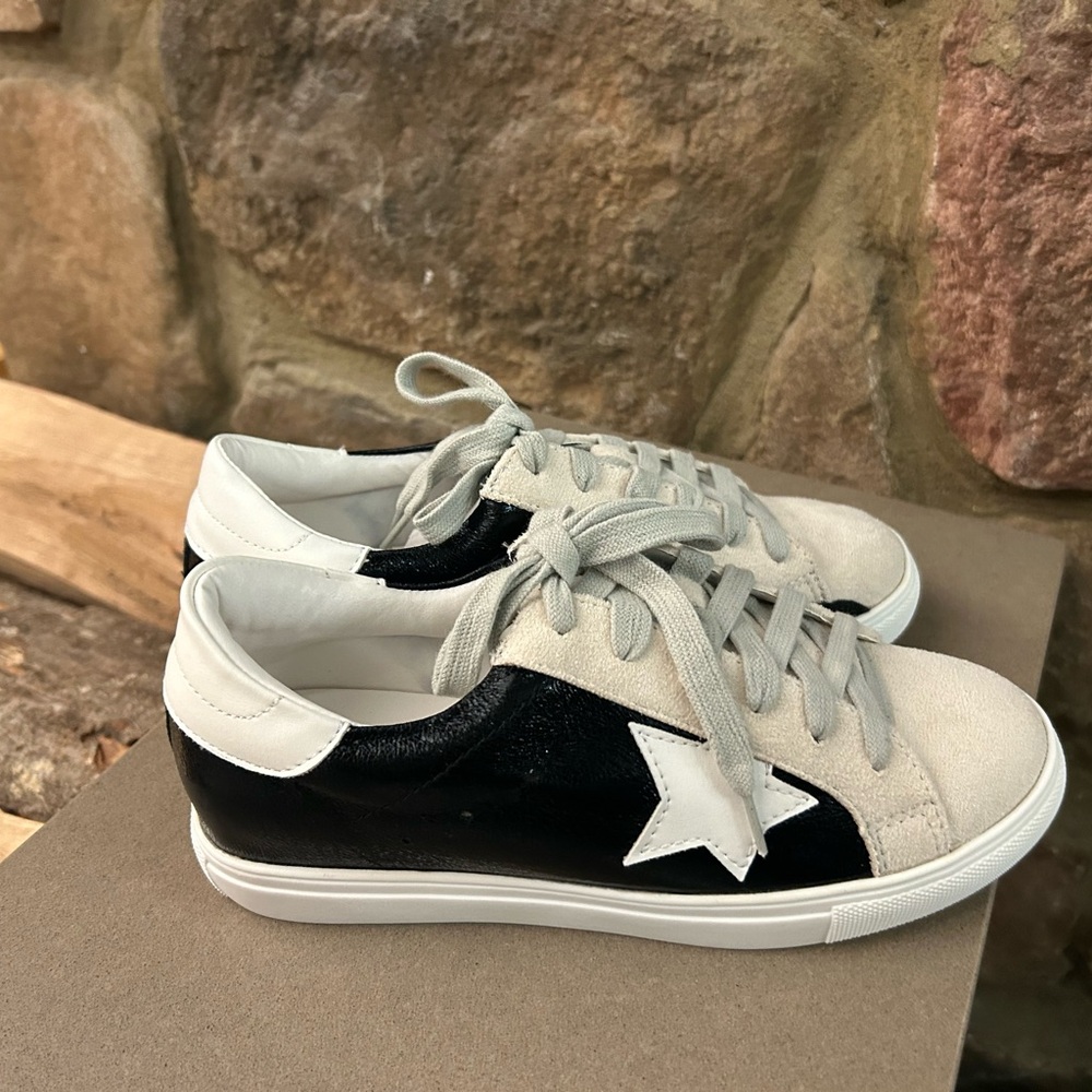Sneakers Nature Breeze Red Carry Box 6 1/2 Brand New in box!